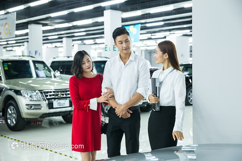 銷(xiāo)售人員給夫妻介紹車(chē)型